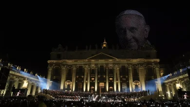 Photo of La Plaza San Pedro se llenó el sábado por la noche para el concierto Gracia para el mundo protagonizado por Andrea Bocelli, Pharrell Williams, John Legend, Karol G e Il Volo. La gran sorpresa fue el espectáculo de drones.