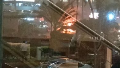 Photo of Vehículo en llamas frente al Mall del Sol, en el norte de Guayaquil. Locales Vehículo envuelto en llamas en Guayaquil: Más revelaciones