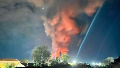 Photo of En una operación coordinada de misiles y artillería, Ucrania alcanzó una refinería clave y una base de drones en Rusia