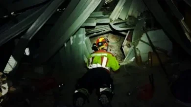 Photo of Bomberos de Quito rescatan con vida a un niño de 12 años luego de cinco días del terremoto en Venezuela