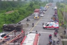 Photo of Un choque frontal entre un camión que transportaba ganado y un automóvil dejó cuatro personas fallecidas y dos heridas la mañana de este martes 4 de agosto de 2026, en el kilómetro 16 de la vía a Quinindé, según el reporte preliminar del ECU 911.