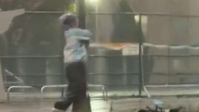Photo of Taiwán: ¡Un milagro! Hombre se aferró a un poste para salvarse del tifón
